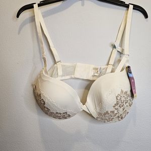 NWT Maidenform white bra Size 38C